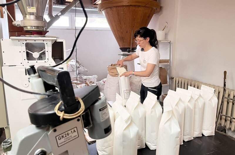 Die Mühle Umbreit produziert viele Mehlsorten aus Roggen und Weizen mit zum Teil historischer Technik. – Bild: MDR/​Tino Wiemeier