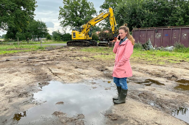 Jennifer Johansson begutachtet den Schaden: auf dieser Wiese lag die gesamte Heuernte. – Bild: NDR/​Nora Schaefer