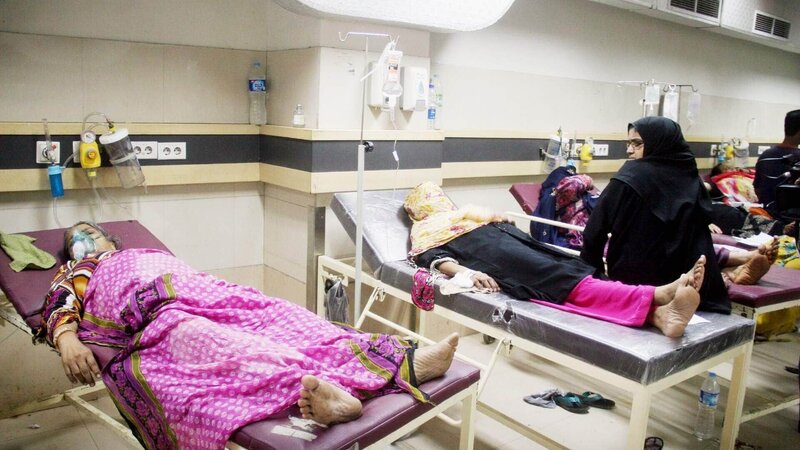 In vielen Ländern ist man extrem hohe Temperaturen gewöhnt. Doch wo Menschen selten hohen Temperaturen ausgesetzt sind, wird extrem heißes Wetter zum Killer. Für Hitzeopfer in Karachi, Pakistan, wurde im Juni 2015 extra Zelte zur Behandlung errichtet. – Bild: TVNOW /​ Getty Images/​Sabir Mazhar