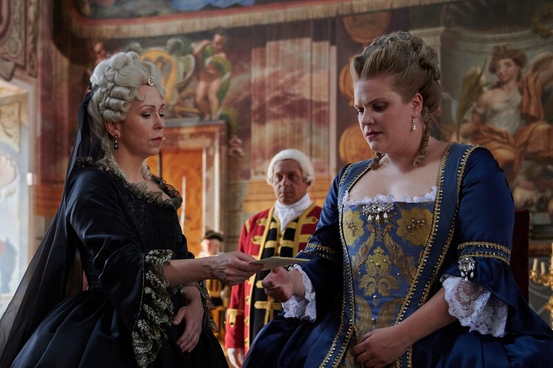 Zuzana Stivínová (Elizabeth, li.), Stefanie Reinsperger (Maria Theresia). – Bild: ORF/​MR Film/​Czech Television/​Julie Vrabelová