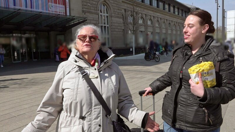 Janine (re.) freut sich, dass ihre Oma Karin endlich da ist; Janine (re.) freut sich, dass ihre Oma Karin endlich da ist – Bild: RTLZWEI