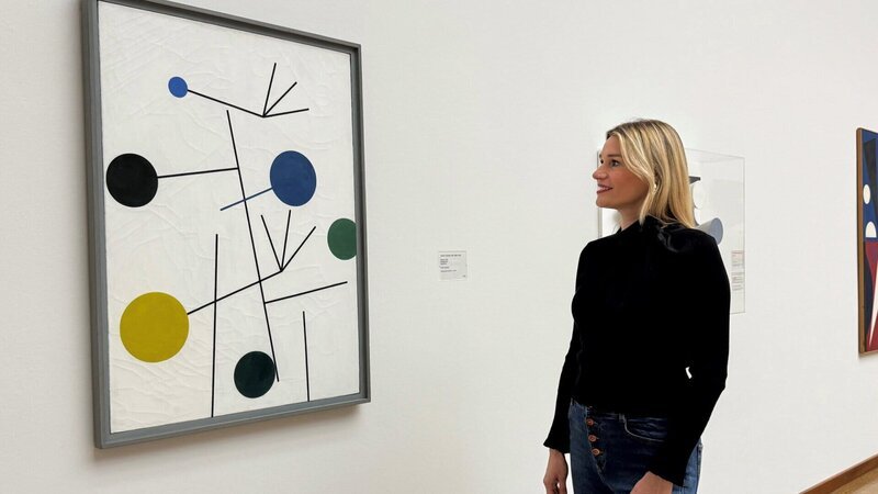 Bianca Berding im Kunstmuseum Basel vor dem Werk „Équilibre“ von Sophie Taeuber-Arp. – Bild: 3sat