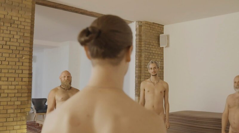 Er ist identitätsprägend: der Penis. Doch braucht es immer einen Penis, um ein Mann zu sein? Welche Probleme kann er mit sich bringen? Der Film begleitet drei Männer, die über ihr Verhältnis zum Penis berichten. Einer besucht einen Workshop für ein besseres Körpergefühl. – Bild: SWR/​Luca Scheuvens /​ ZDF und SWR/​Luca Scheuvens