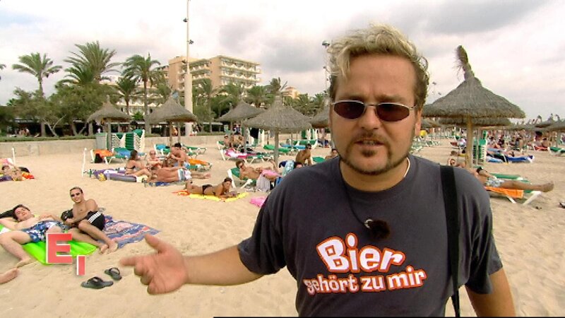 Am Strand von El Arenal auf Mallorca macht Alex Tylla Werbung in eigener Sache. Er möchte unbedingt Popstar werden … – Bild: RTL II