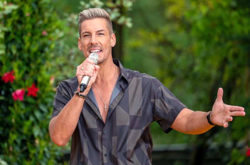 Mit kraftvoller Stimme und energiegeladener Show am Start: Norman Langen gibt bei „Immer wieder Sonntags“ Gas – live übertragen aus dem Europapark in Rust. – Bild: SWR/​Patrick Seeger