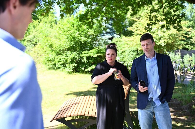 Vanessa (Julia Augustin) und Ben (Jörg Rohde) sind ausgebremst, als Johannes (Maximilian Schneider, l.) ihr Angebot ausschlägt. – Bild: RTL