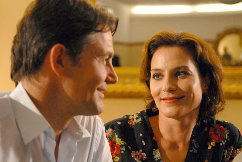 Nicht dass Frau Stockl (Marisa Burger) dem Ersatz-Kommissar Torsten Voß (Robert Lohr) tatsächlich schöne Augen macht, aber einmal soll er doch für sie als Freund einspringen. – Bild: ORF/​ZDF/​Marco Orlando Pichler