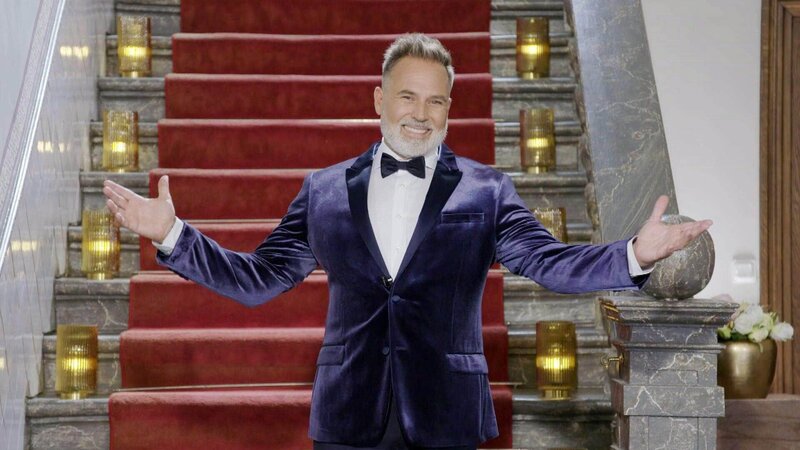 In der VOX-Doku-Soap „Die schönste Braut“ treten vier Frauen in einem Schönheitswettbewerb _ganz in Weiß_ gegeneinander an. Moderiert wird die große Brautschau von Hochzeitsexperte Froonck. – Bild: RTL Deutschland