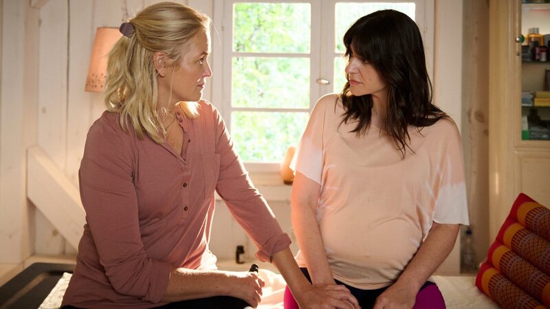 Lena Lorenz (Judith Hoersch, l.) bittet die alkoholkranke Bianca Leitner (Eva Bay) eindringlich darum, sich Hilfe zu holen. – Bild: ZDF