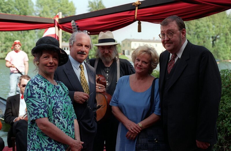 „Kaisermühlen Blues“, „Venedig in Wien.“ Im Bezirksmuseum findet eine EU-Tagung unter Beteiligung des italienischen Kulturministers statt. Gneisser hat die grandiose Idee, die Alte Donau mit zu Gondeln umgebauten Zillen in ein Venedig in Wien zu verwandeln.Im Bild (v.li.): Helma Gautier (Vima Gneisser), Peter Uray (Bezirksvorsteher), Roland Neuwirth (Roland Neuwirth), Marianne Mendt (Schimek Gitti), Götz Kauffmann (Rudi Gneisser). – Bild: ORF/​MR Film/​Contessina Bauer