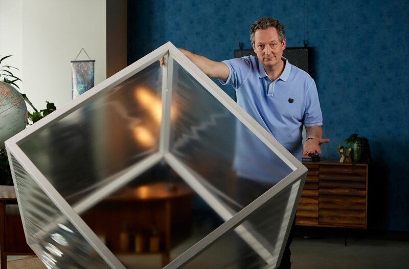 10.000 Liter Luft atmen wir täglich ein – 10 mal einen Kubikmeter. Und damit auch alles, was darin schwebt. Fast die gesamte Weltbevölkerung (99 Prozent) atmet immer noch Luft ein, die ihre Gesundheit gefährdet und die WHO-Grenzwerte für Luftqualität überschreitet. Eckart von Hirschhausen erklärt, wie wir das Problem in den Griff bekommen können – in „Wissen vor acht – Erde“. – Bild: ARD/​Kai Schulz