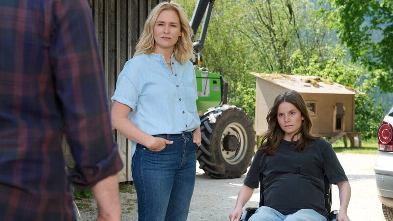 Lena Lorenz (Judith Hoersch, M.) versteht Josi Brenners (Muriel Bielenberg, r.) Wunsch nach Eigenständigkeit, doch sie kann auch nachvollziehen, dass Paul Zöller (Ron Helbig, l.) für sein Kind da sein möchte. – Bild: ZDF