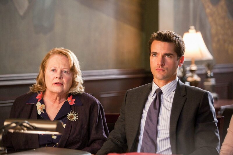 Shirley Knight (Millie Carlson), Jackson Hurst (Grayson Kent). – Bild: ORF/​Sony Pictures