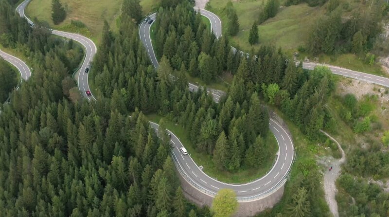 Serpentinenstraße – Bild: MDR/​rbb/​BR