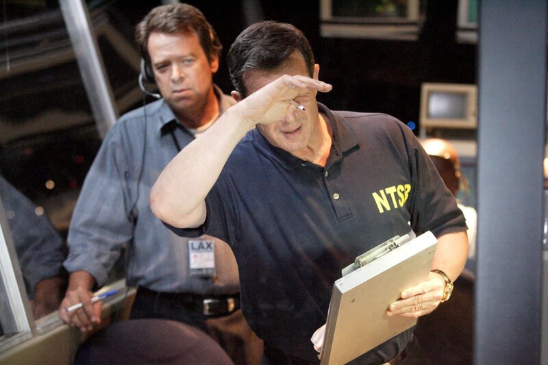 Fluglotsen sehen entsetzt zu, wie US Air Flug Nr. 1493 kurz nach der Landung in Flammen aufgeht – Bild: The National Geographic Channel