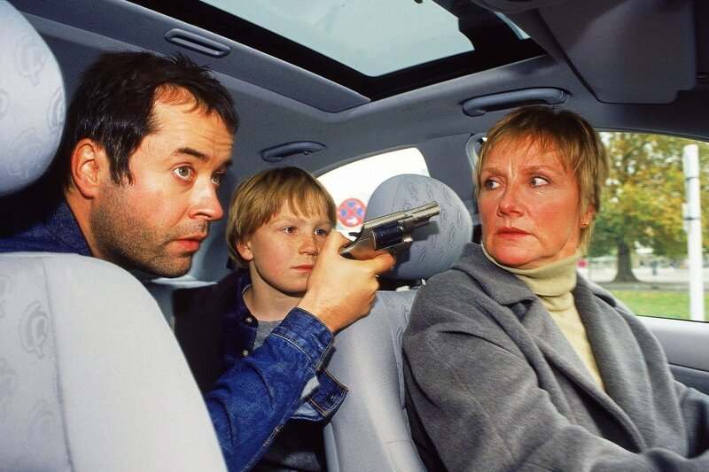 Brandauer (Jan-Josef Liefers) hat Daniel (Frederick Lau) als Geisel genommen. Damit hat er dessen Tante Gudrun (Ruth Reinecke) in der Hand. – Bild: ORF/​RTL