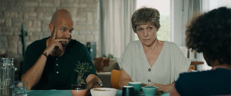 Felix (Junes Callaert) im Gespräch mit seinem Vater (Stan Van Samang) und seiner Oma (Ann Tuts). – Bild: VRT/​Nico Surings