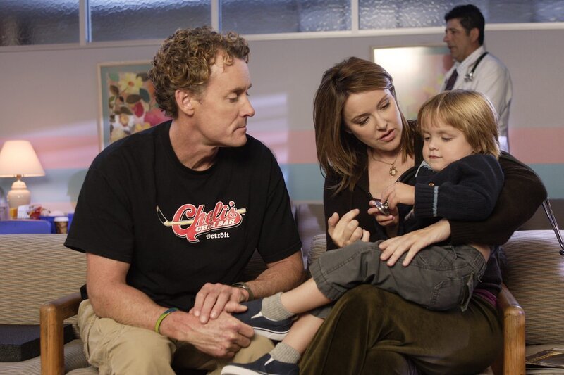 Jordan (Christa Miller, M.) macht Dr. Cox (John C. McGinley, l.) Vorwürfe, da er ihrem Sohn Jack (Andrew Miller, r.) gegenüber zu offen und unverblümt ist … – Bild: Touchstone Television