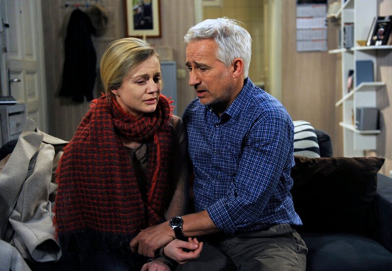 ARD ROTE ROSEN FOLGE 1519, am Montag um 14:10 Uhr im ERSTEN. Jule (Kim-Sarah Brandts, l.) kämpft mit schweren Schuldgefühlen über den tragischen Unfall. Da helfen auch Thomas (Gerry Hungbauer, r.) tröstende Worte nicht. – Bild: ARD/​Nicole Manthey