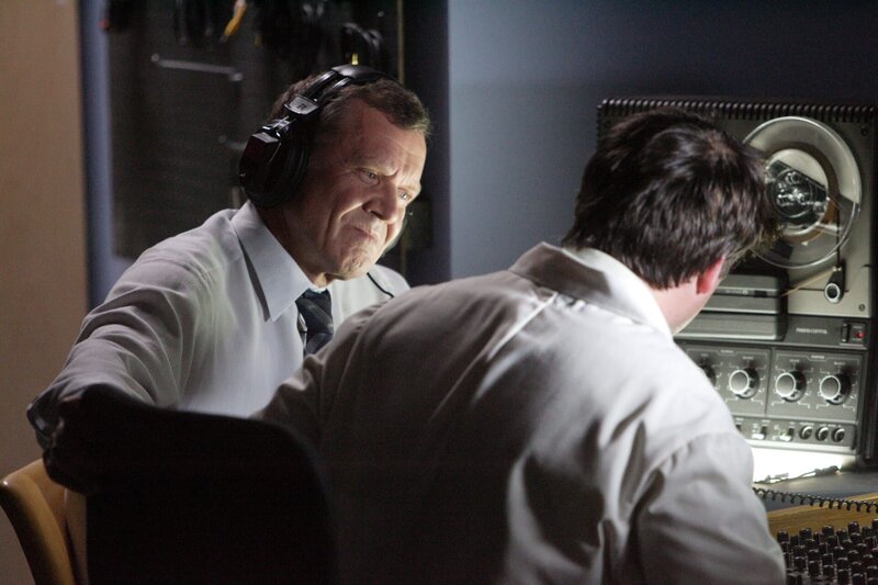 Die Ermittler hören die Übertragungen aus dem Cockpit ab. – Bild: The National Geographic Channel