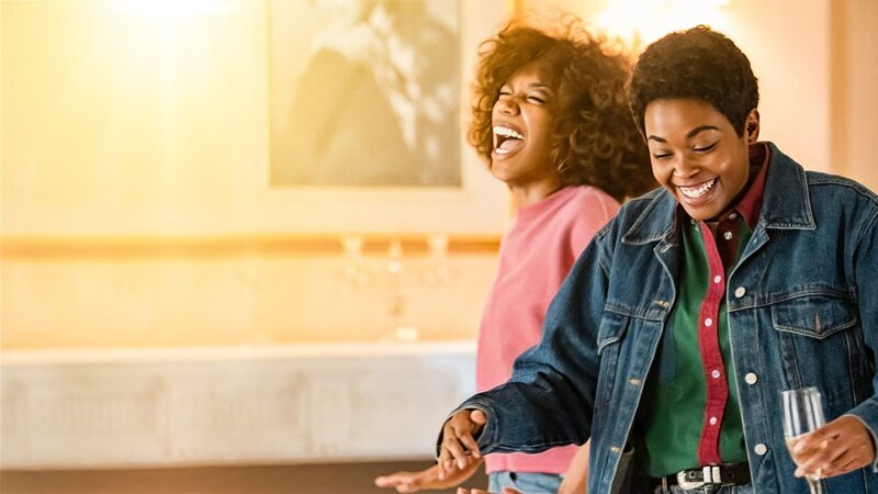 v.li.: Whitney Houston (Naomi Ackie), Robyn Crawford (Nafessa Williams) – Bild: ORF/​Sony Pictures/​CTMG