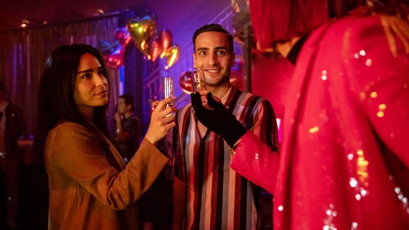 Madita (Nico Birnbaum, r.) dankt Shirin (Gamze Senol) und Nihat (Timur Ülker) für deren Hilfe. – Bild: TVNOW /​ Sebastian Geyer