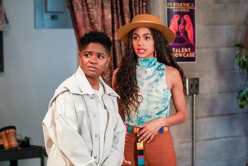 (v.li.): Bre-Z (Tamia ‚Coop‘ Cooper), Chelsea Tavares (Patience). – Bild: ORF/​PRO7/​Warner/​The CW