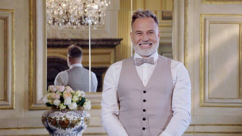 In der VOX-Doku-Soap „Die schönste Braut“ treten vier Frauen in einem Schönheitswettbewerb „ganz in Weiß“ gegeneinander an. Moderiert wird die große Brautschau von Hochzeitsexperte Froonck. – Bild: RTL