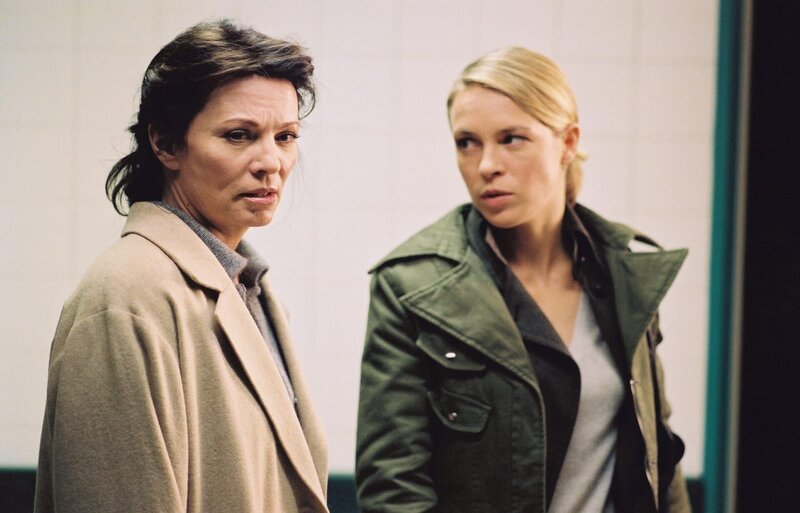 Rosa Roth (Iris Berben, l.) hat keine Erklärung dafür, wie Katzmann aus dem Krankenhaus fliehen konnte. Adrienne Krayen (Anneke Kim Sarnau) vom BND ist im Zweifel, ob das wirklich stimmt. – Bild: ORF/​Constantin Film/​Stephanie Kulbach