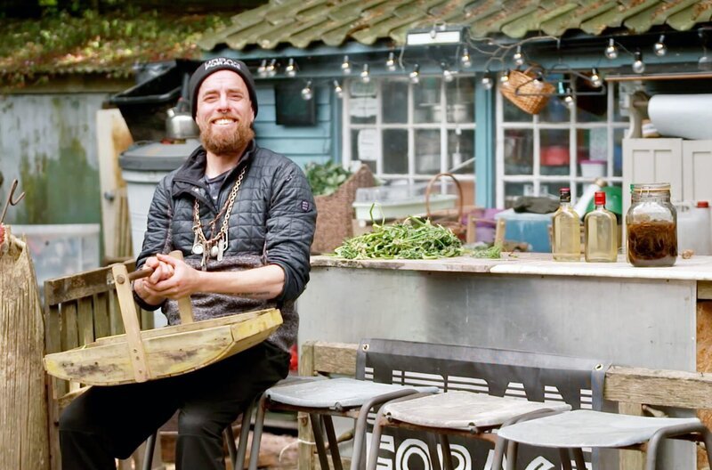 Der ehemalige Spitzenkoch Christian Amys ist überzeugter „urban forager“: Er sucht in seiner Heimatstadt nach frischen Nahrungsmitteln. – Bild: Alpha Container