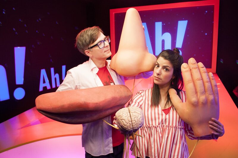 Wissen ist keine Schande, finden Clarissa und Ralph, und sorgen wie in jeder Sendung für fünffachen Wissenszuwachs: fünf Fragen, fünf Antworten, fünf Ah(a)-Erlebnisse. – Bild: WDR/​Thorsten Schneider