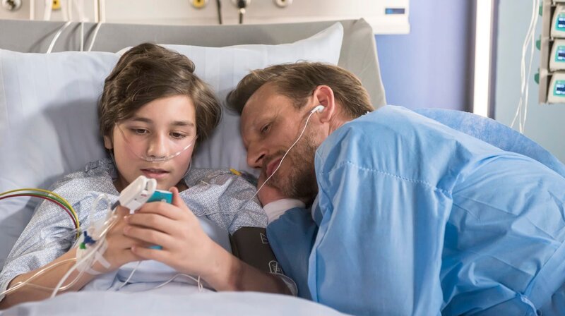 Paul (Mike Hoffmann, r.) und Jonas (Jann-Piet Puddu, l.), hören gemeinsam Musik. – Bild: MDR/​Jens Ulrich Koch