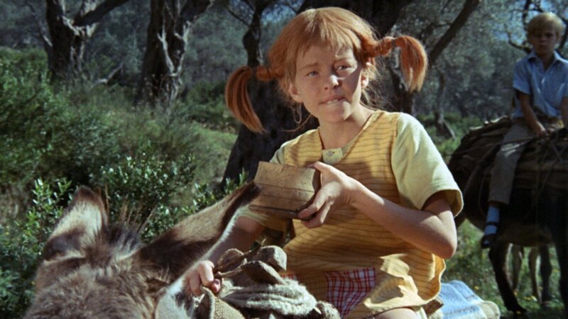 Pippi Langstrumpf (Inger Nilsson) hat sich mit Tommy (Pär Sundberg) und Annika (Maria Persson) auf die Reise gemacht, um ihren Vater aus der Gewalt der Seeräuber zu befreien. – Bild: ZDF