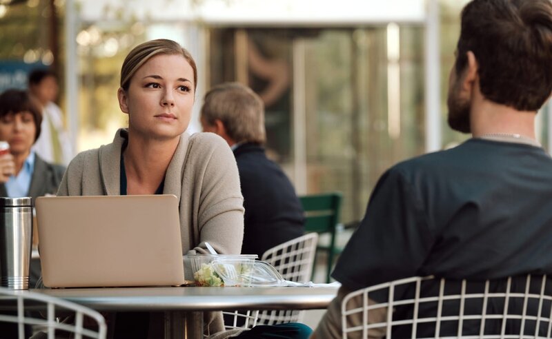 Weil sie der Ärztin einer Patientin nicht voll vertraut, stellt Krankenschwester Nicolette (Emily VanCamp) heimliche Untersuchungen an … – Bild: 2018 Fox and its related entities. All rights reserved.