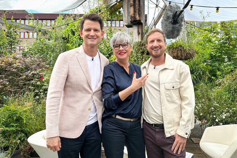 Büssi’s Sommerlacher Die beliebtesten Comedy-Figuren Staffel 1 Folge 3 Fabian Unteregger, Regula Esposito und Stefan Büsser – Bild: SRF