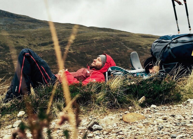 SRF bi de Lüt – Durch dick und dünn DivertiMento bei den Schotten Folge 1 zweitletzter Wandertag, Jonny am Ende, Hochtal von Lairigmor – Bild: SRF2