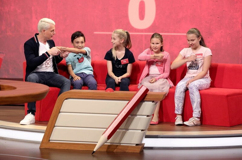 In jeder Sendung tritt ein Team von vier Prominenten gegen acht Kandidaten aus dem Südwesten an – vier Kinder und vier Erwachsene. Und wieder dreht sich alles um die Frage: Wer malt und rät am besten? v.li.: Guido Cantz und das junge Team „Jugendkunstschule“ Filo Wolff, Ella Schirmer, Liv Gneissl und Sarah Müller. – Bild: SWR/​Bavaria/​Frank Hempel