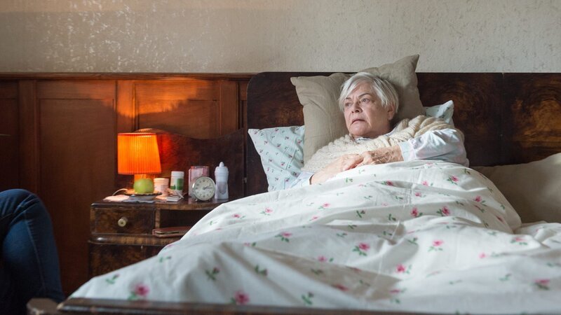 Wenn Julia Peters weiß, dass ihr Mann untreu gewesen ist, hat sie ein starkes Motiv. Doch ihre Mutter Erika Weber (Irmgard Jedamzik) gibt ihrer Tochter ein Alibi: Sie war wohl die ganze Zeit bei ihr am Krankenbett. Doch sagt die Mutter wirklich die Wahrheit? Oder will sie nur ihre Tochter schützen? – Bild: ZDF