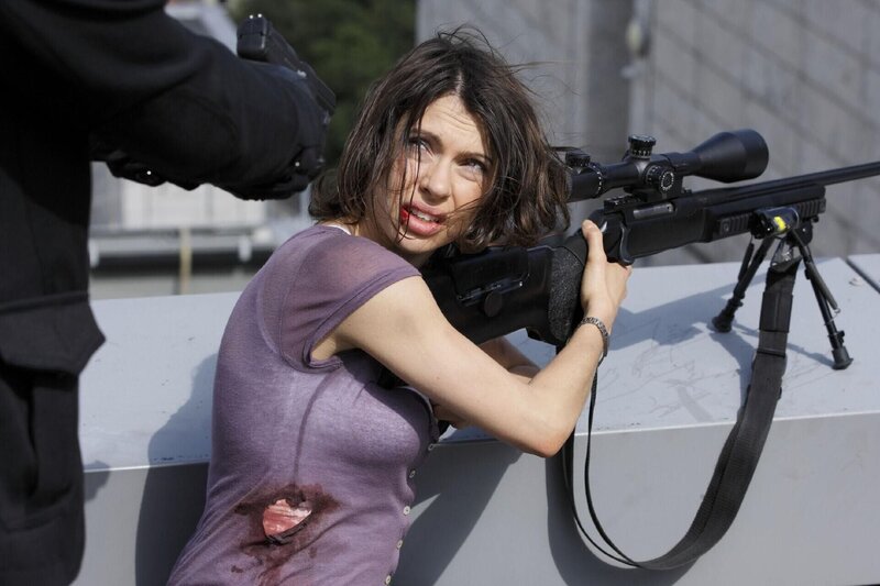 Schäffer verlangt, dass Alicia (Jana Pallaske) ihren Freund – Staatsanwalt Stefan Kloser – erschießt, sonst bringt er ihre Tochter Lisa um. – Bild: RTL /​ Guido Engels /​ Das zweite Leben