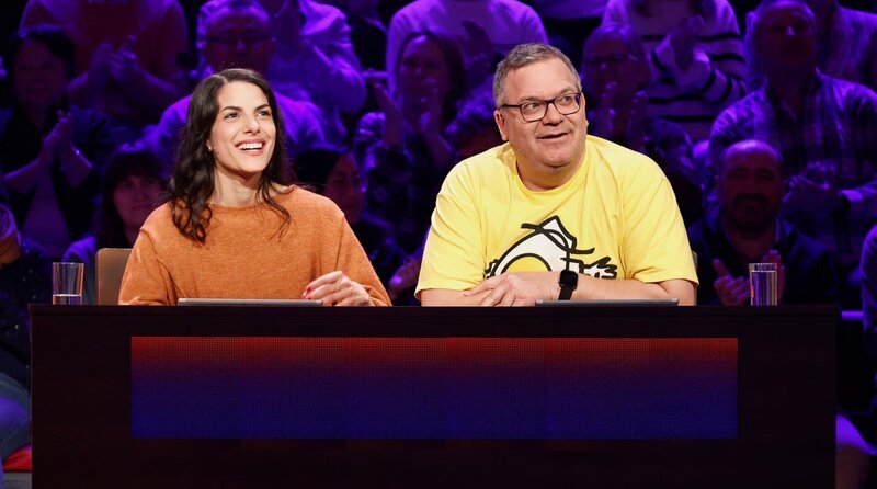 Rateteam-Kapitän Elton (r.) und die Fernsehmoderatorin Clarissa Correa da Silva (l.) bilden ein Rateteam. – Bild: ARD/​Morris Mac Matzen