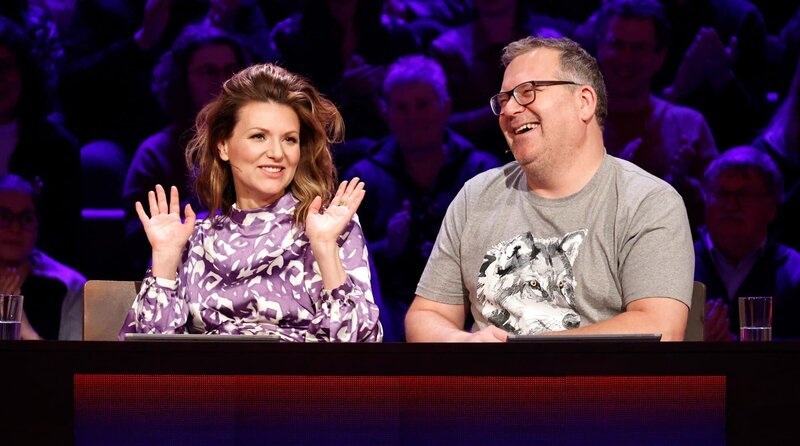 Rateteam-Kapitän Elton (r.) und die Liedtexterin und Sängerin Ella Endlich (l.) bilden ein Rateteam. – Bild: ARD/​Morris Mac Matzen