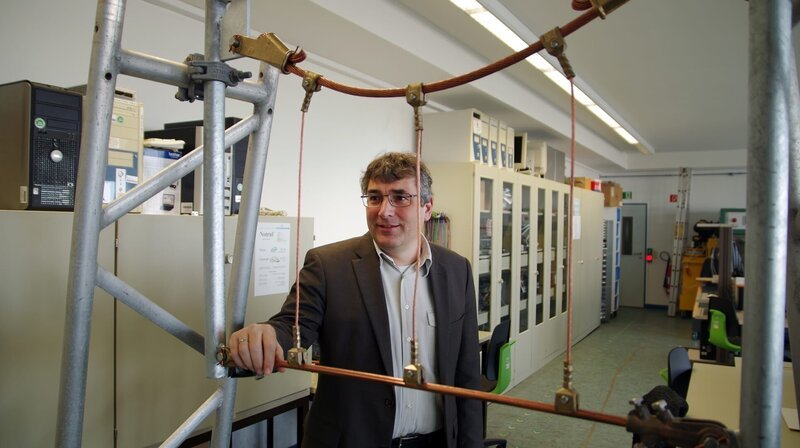 Circa drei Jahre lang soll das Team von Professor Klaus Lebert an der FH Kiel die Daten von der Teststrecke auswerten. – Bild: NDR/​Joker Pictures