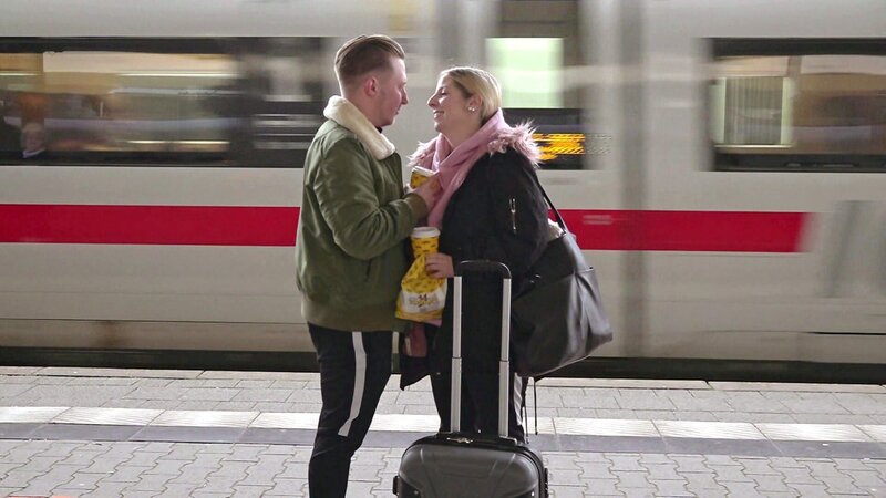 Jonas und Patricia führen eine Fernbeziehung, doch der Abschied fällt ihnen jedes Mal schwer. – Bild: RTLZWEI, UFA SHOW & FACTUAL