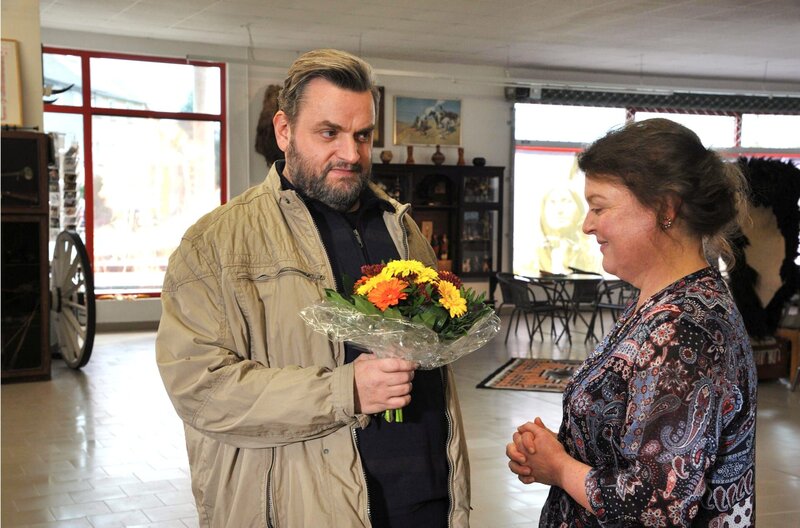 Tom „Ollie“ Ollenhauer (Christoph Hagen Dittmann; l.) wird gegen seinen Willen zur Befragung seiner Jugendliebe Mandy (Dagmar Sachse, r.) ins Indianermuseum geschickt. – Bild: ARD/​Hardy Spitz