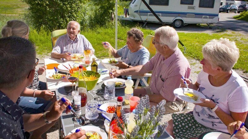 Campinggenuss ganz einfach. Siggi und Christine lieben den Blick aufs Karwendelgebirge. – Bild: MDR/​timeline