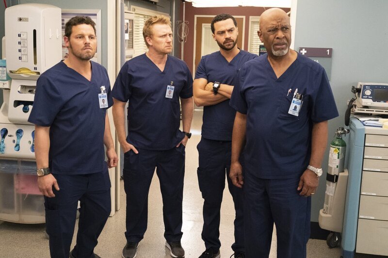 (v.l.n.r.) Dr. Alex Karev (Justin Chambers); Dr. Owen Hunt (Kevin McKidd); Dr. Jackson Avery (Jesse Williams); Dr. Richard Webber (James Pickens Jr.) – Bild: ABC Studios /​ Mitch Haaseth