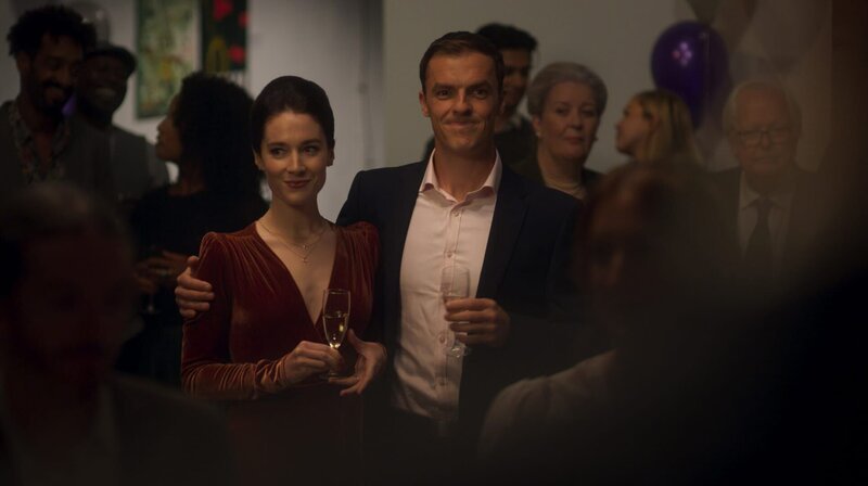 Verlobungsfeier: Zwischen Caroline (Siobhán Cullen, li.) und Rory (Eoin Duffy, re.) läuft es wieder. – Bild: ARD Degeto/​Element Pictures (The Dry) Limited