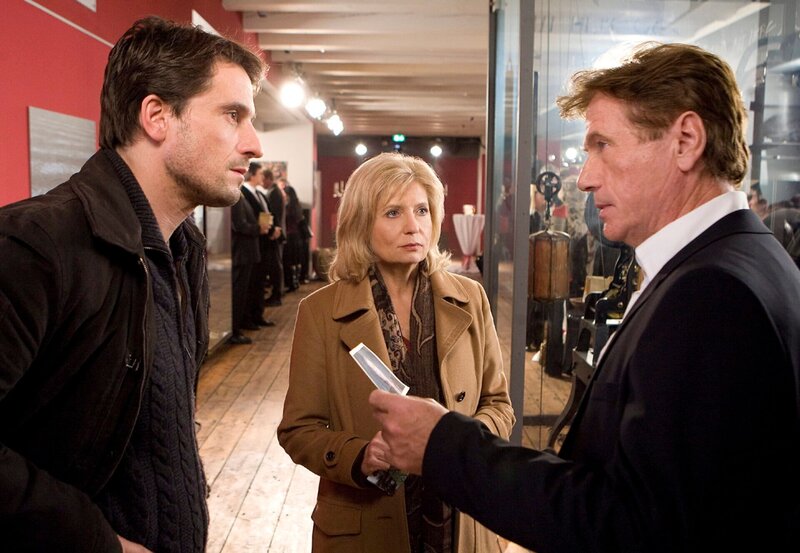 Die Ermittlungen führen Inga Lürsen (Sabine Postel) und Stedefreund (Oliver Mommsen) schnell zu dem Bremer Mäzen und Unternehmer Hans Rodenburg (Jürgen Prochnow, rechts). – Bild: HR/​Radio Bremen