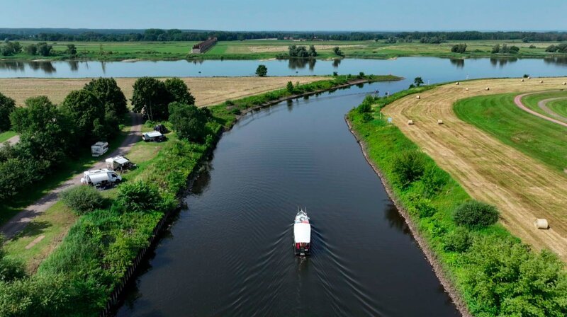 Die Barkasse „Hecht“ auf der Zufahrt zur Elbe durch den Kanal bei Dömitz. – Bild: NDR Die Barkasse „Hecht“ auf der Zufahrt zur Elbe durch den Kanal bei Dömitz. – Bild: NDR