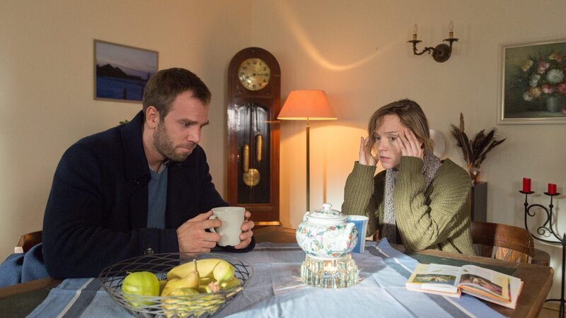 Lars Pöhlmann (Dominic Boeer) ermittelt in der Nachbarschaft der Familie Peters. Die abergläubische Anja Weise (Johanna Klante) gibt ihm bereitwillig Auskunft: Wie es scheint, ist die Ehe der Peters doch nicht so harmonisch gewesen, wie Julia Peters behauptet. – Bild: ZDF/​ZDF /​ Meyerbroeker